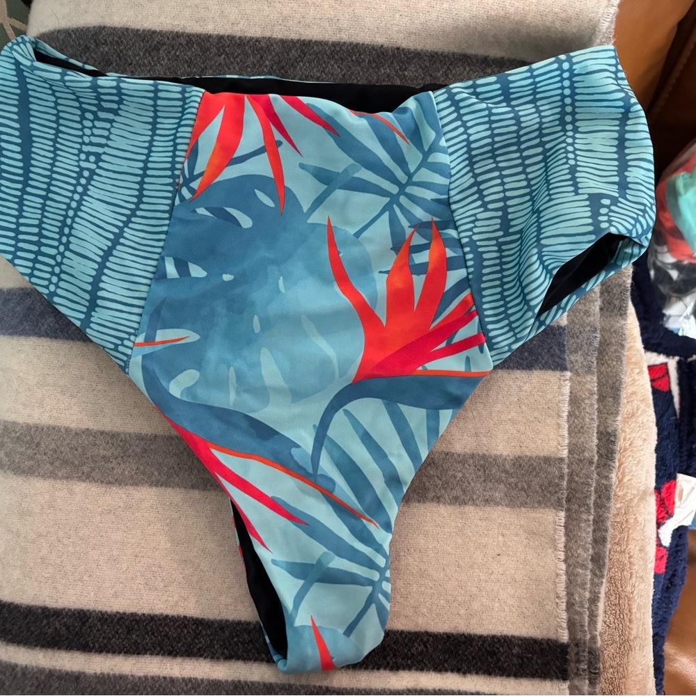 Moana Bikini bottom high waisted with Blue and Red Tropical Design - Picture 2 of 2